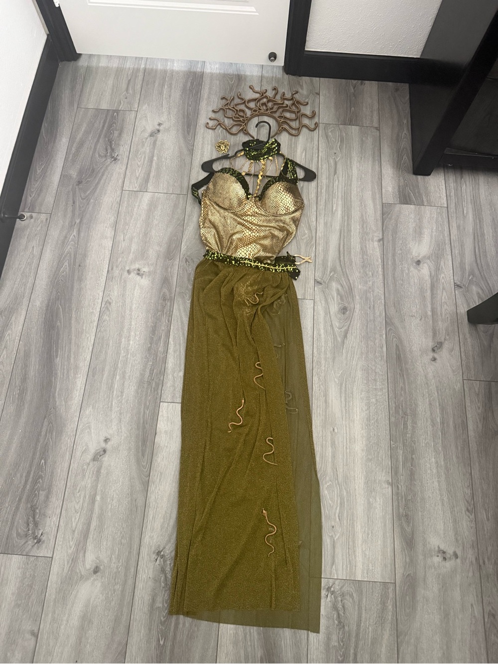Women’s Medusa Costume Set with Snake Headpiece – Medium